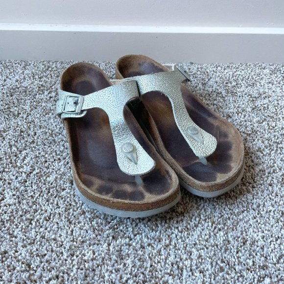 Birkenstock Shoes - Birkenstock | Pebbled Silver Gizeh Sandal - Size 39